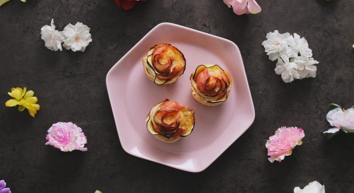 Flores de massa folhada com curgete, fiambre e queijo