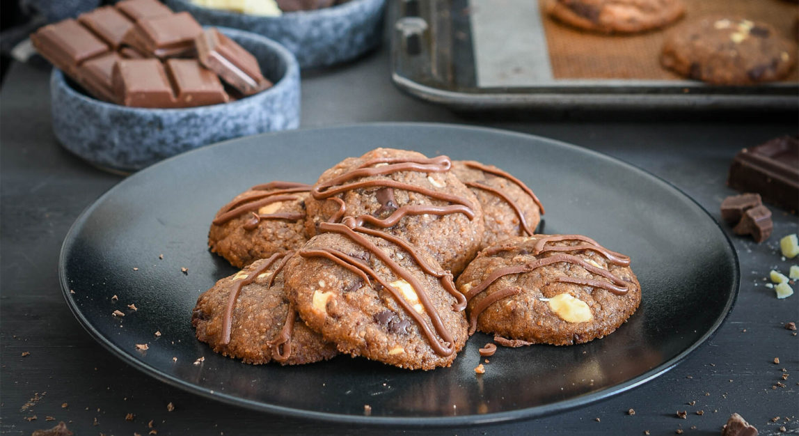 Galletas cookies caseras de tres chocolates