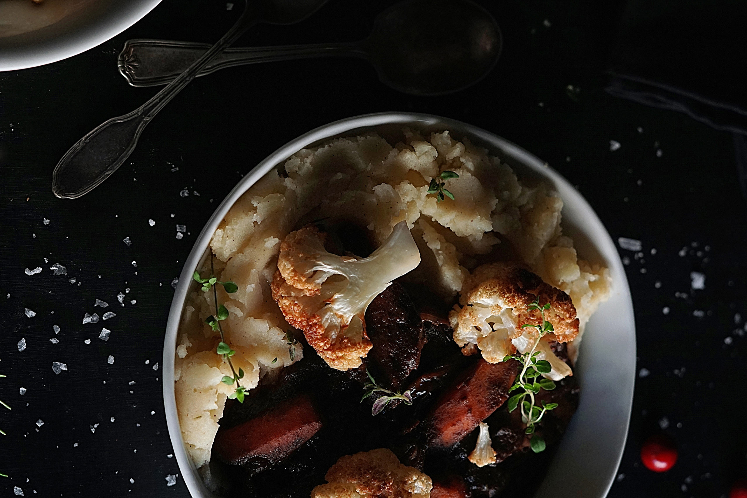 Heura® with cauliflower, mashed potatoes, and red wine