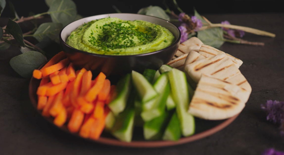 Hummus verde de espinafres, pepino e salsa