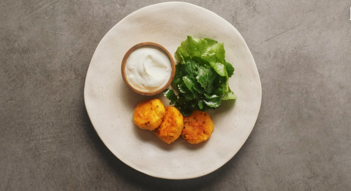 Bolas de quinoa e batata doce com queijo e molho de iogurte