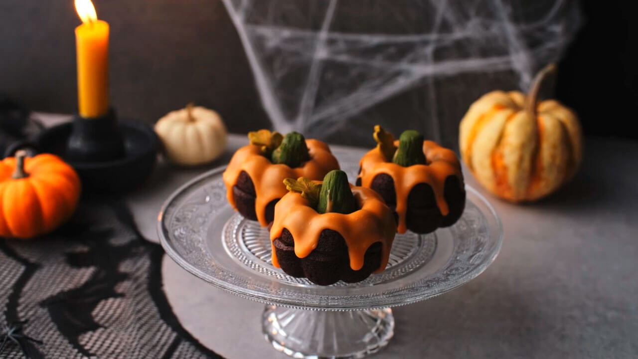 Halloween Pumpkin Chocolate Bundt Cake | Cooking Lovers