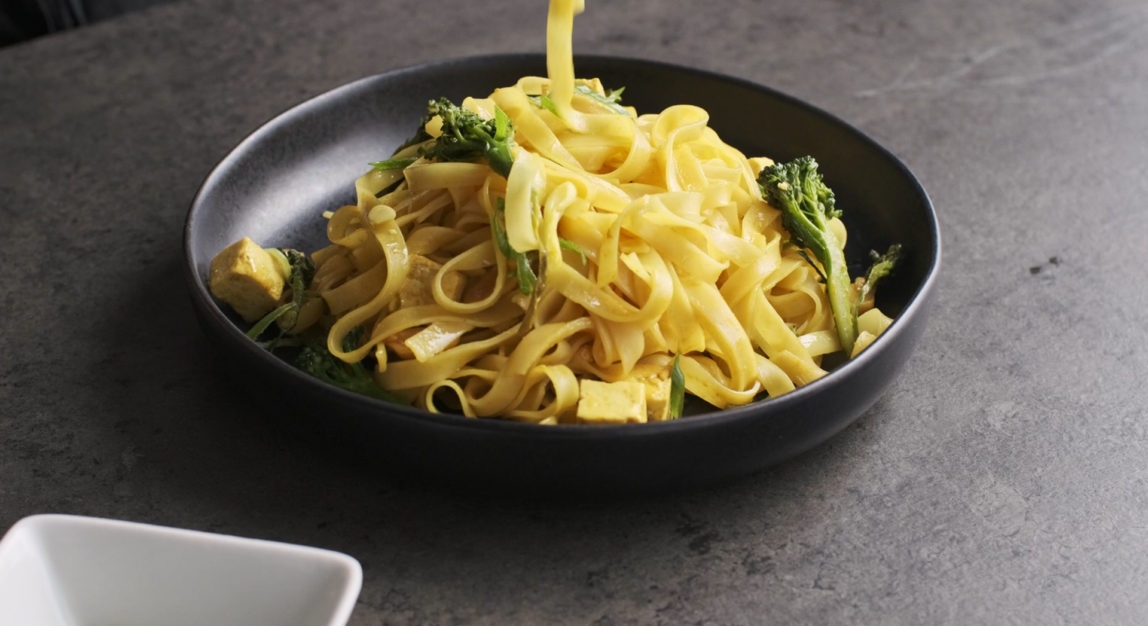 Noodles dourados de açafrão e vegetais