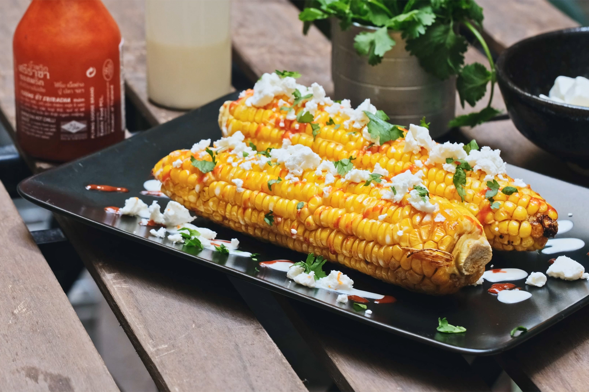 Corn on the cob with spicy sauce 