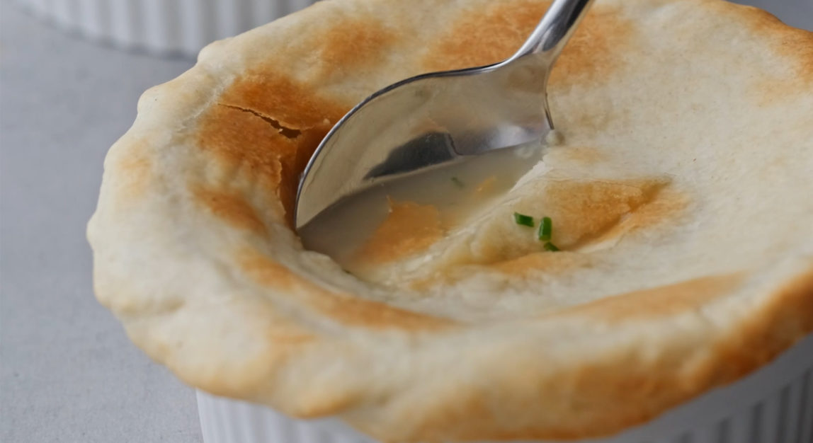 Sopa de frango e legumes camada crocante