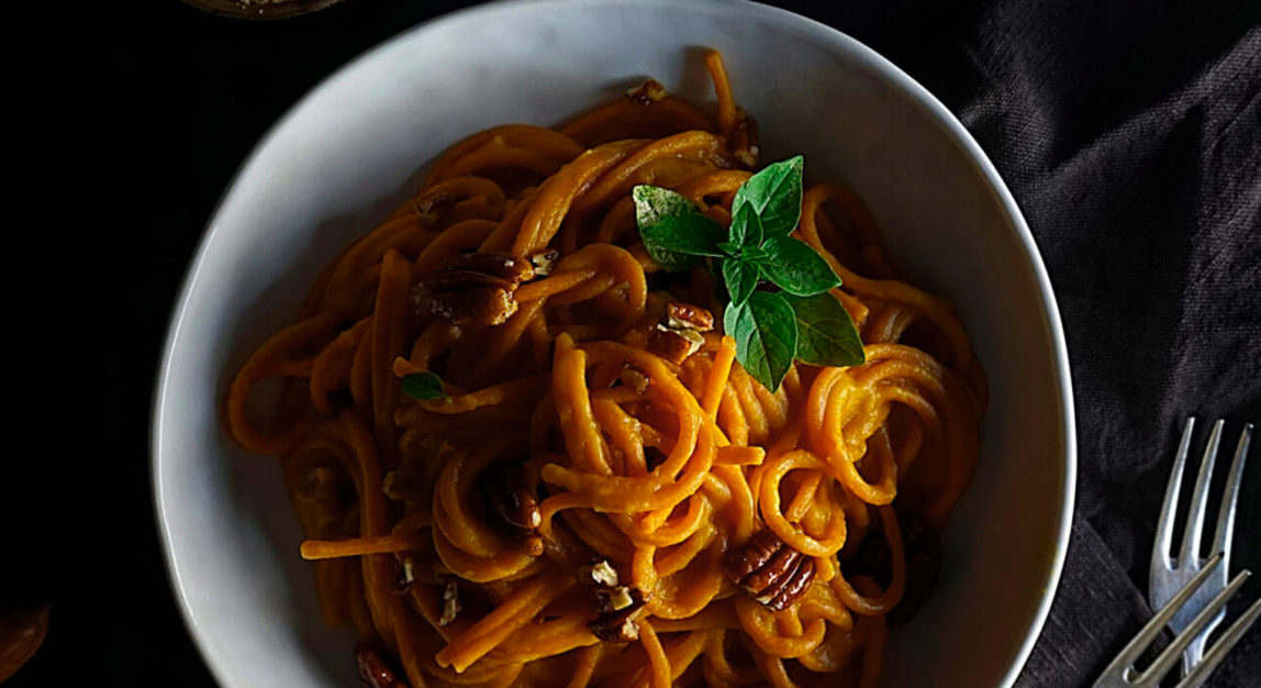 Pasta with pumpkin sauce and caramelized pecans with chili