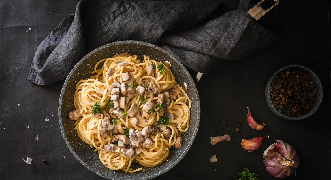 Spaghetti with mushrooms and garlic creamy sauce
