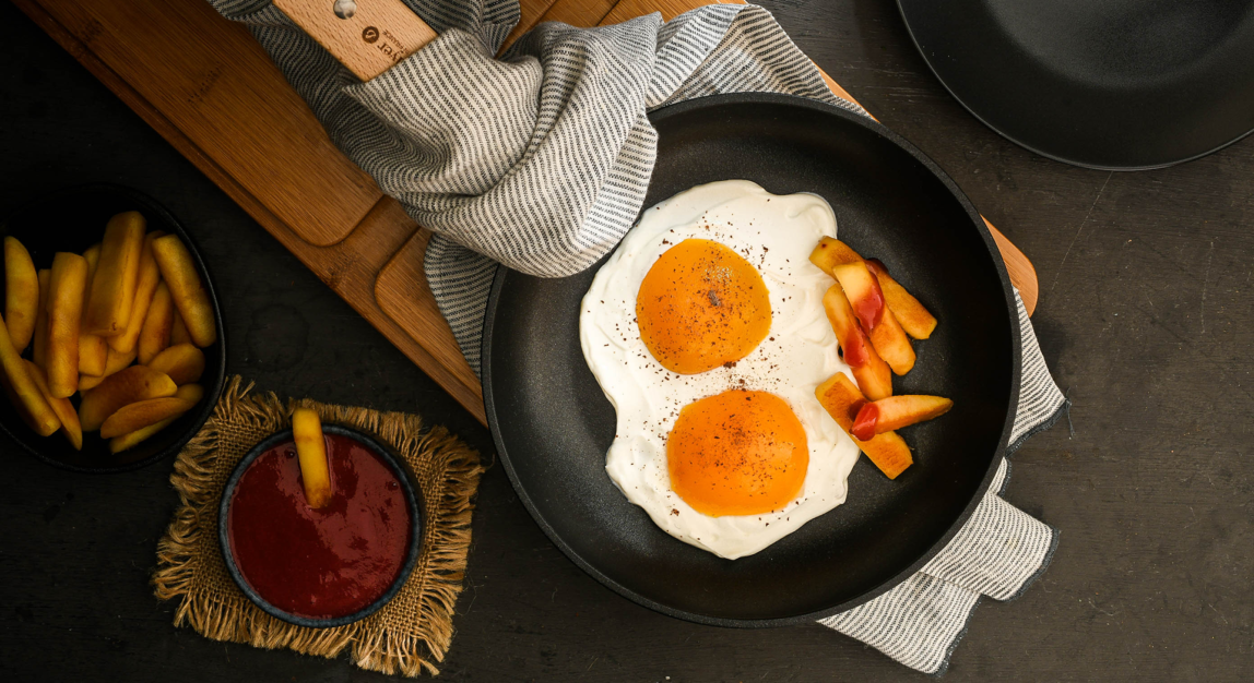 Fried eggs and fries trampantojo