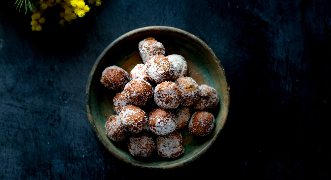 Vegan buñuelos (doughnuts)