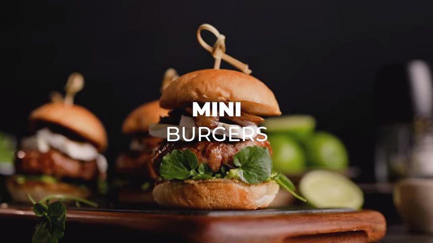 Mini burgers con aguacate, queso brie y setas caramelizadas