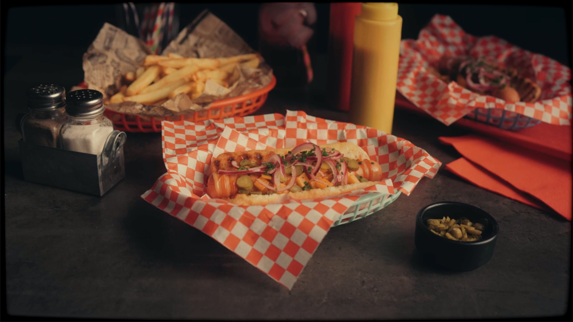 O verdadeiro cachorro-quente americano em estilo retro