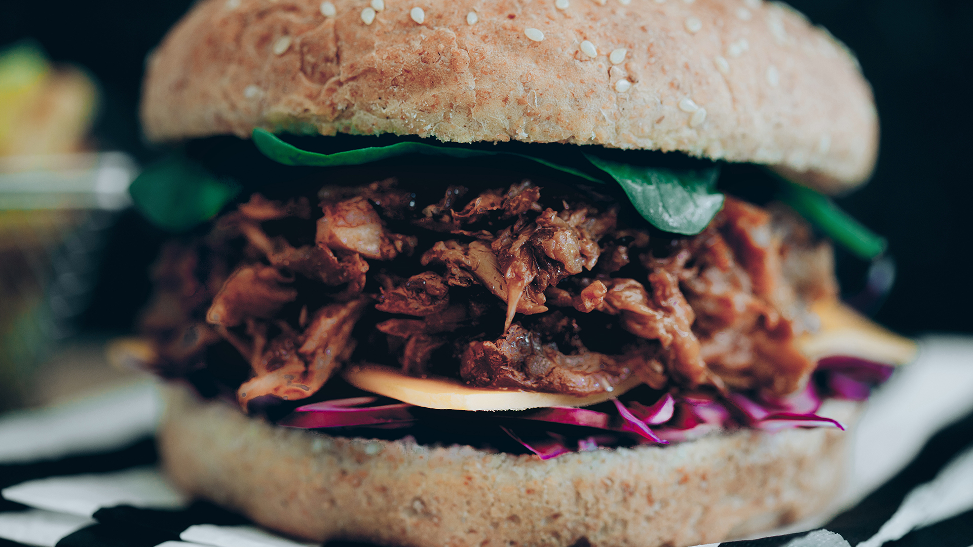 Vegan pulled pork burger