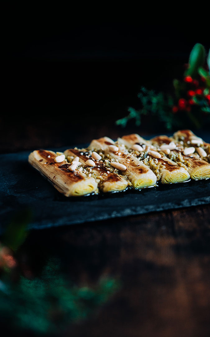 Roasted leeks with macadamia nuts sauce and basil | Cooking Lovers