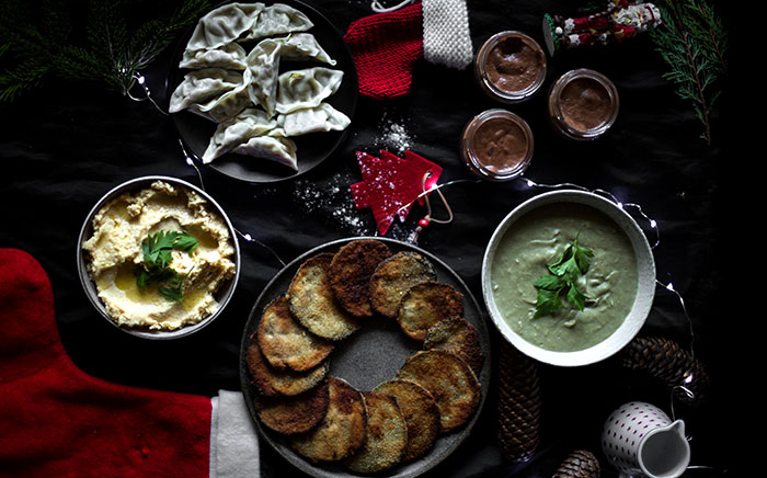 recetas veganas sobre mesa negra con adornos de navidad