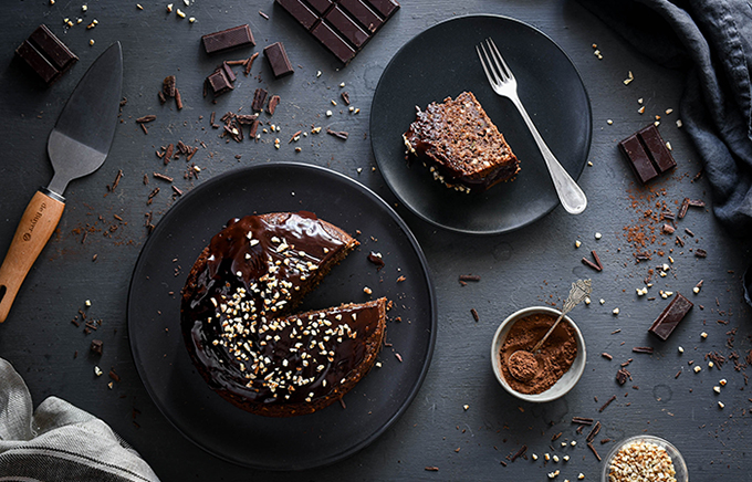 Bizcocho de chocolate y calabacín en platos de postre rodeado de chocolate