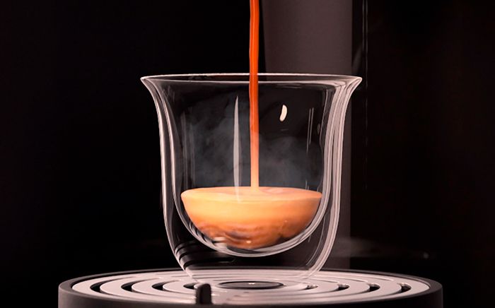 vaso de cristal cayendo un chorro de café dentro