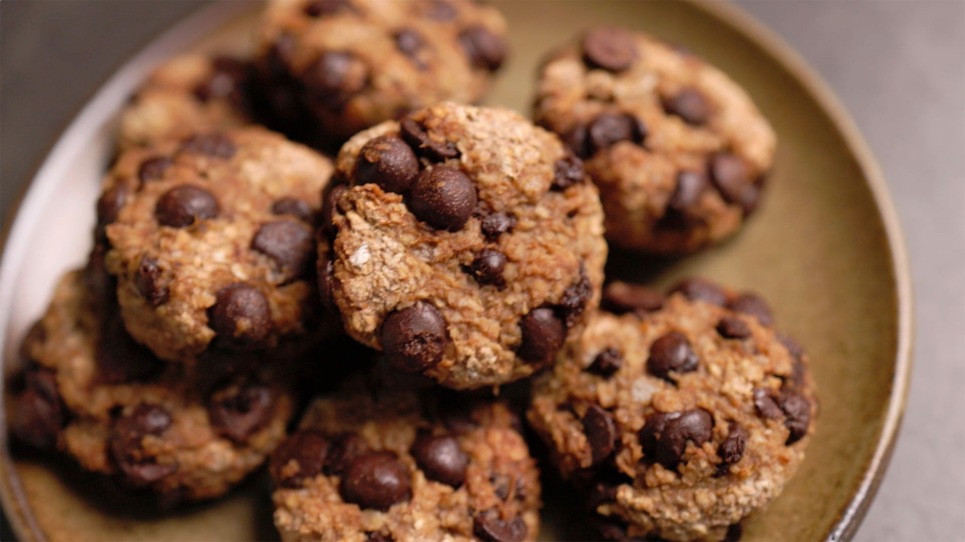 Bolachas de aveia, banana e chocolate