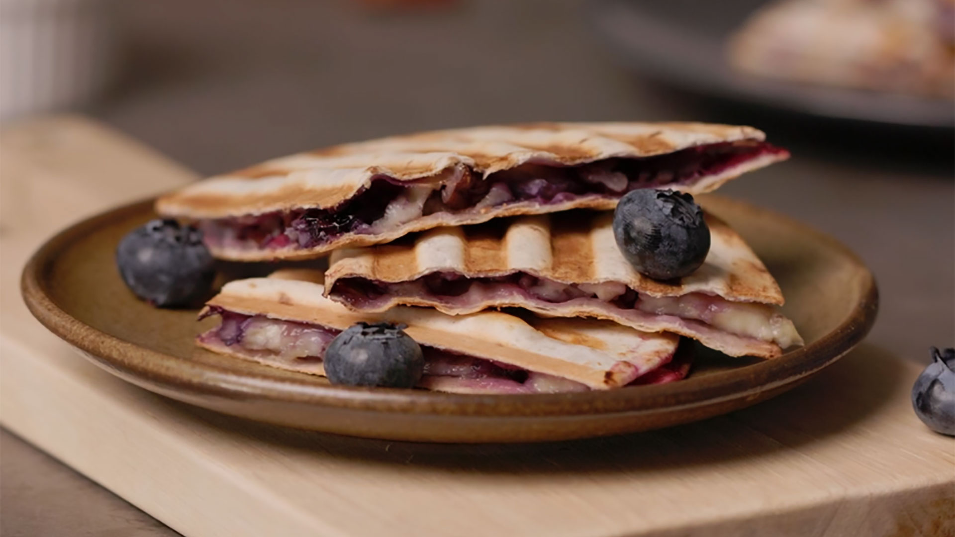 Quesadilla de queso brie, arándanos y caramelo