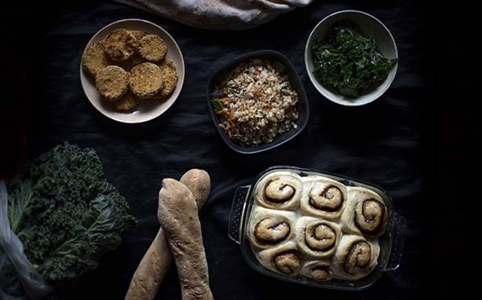 Vegan Batch Cooking: kale with vinnaigrette, cinnamon rolls, steamed rice with vegetables, breaded aubergine slices, baguettes