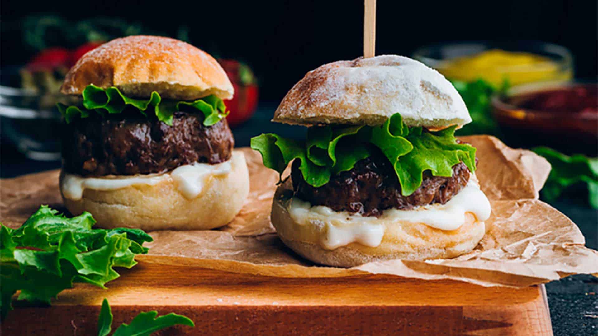 Lamb burger with black truffle oil mayonnaise from Castilla y León