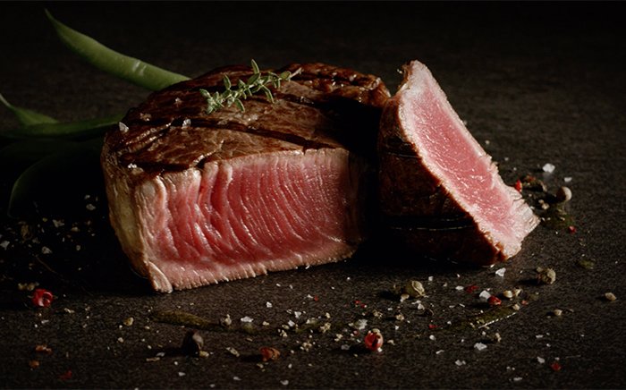 Corte de carne medio hecha y sellada en el horno SteakMaster