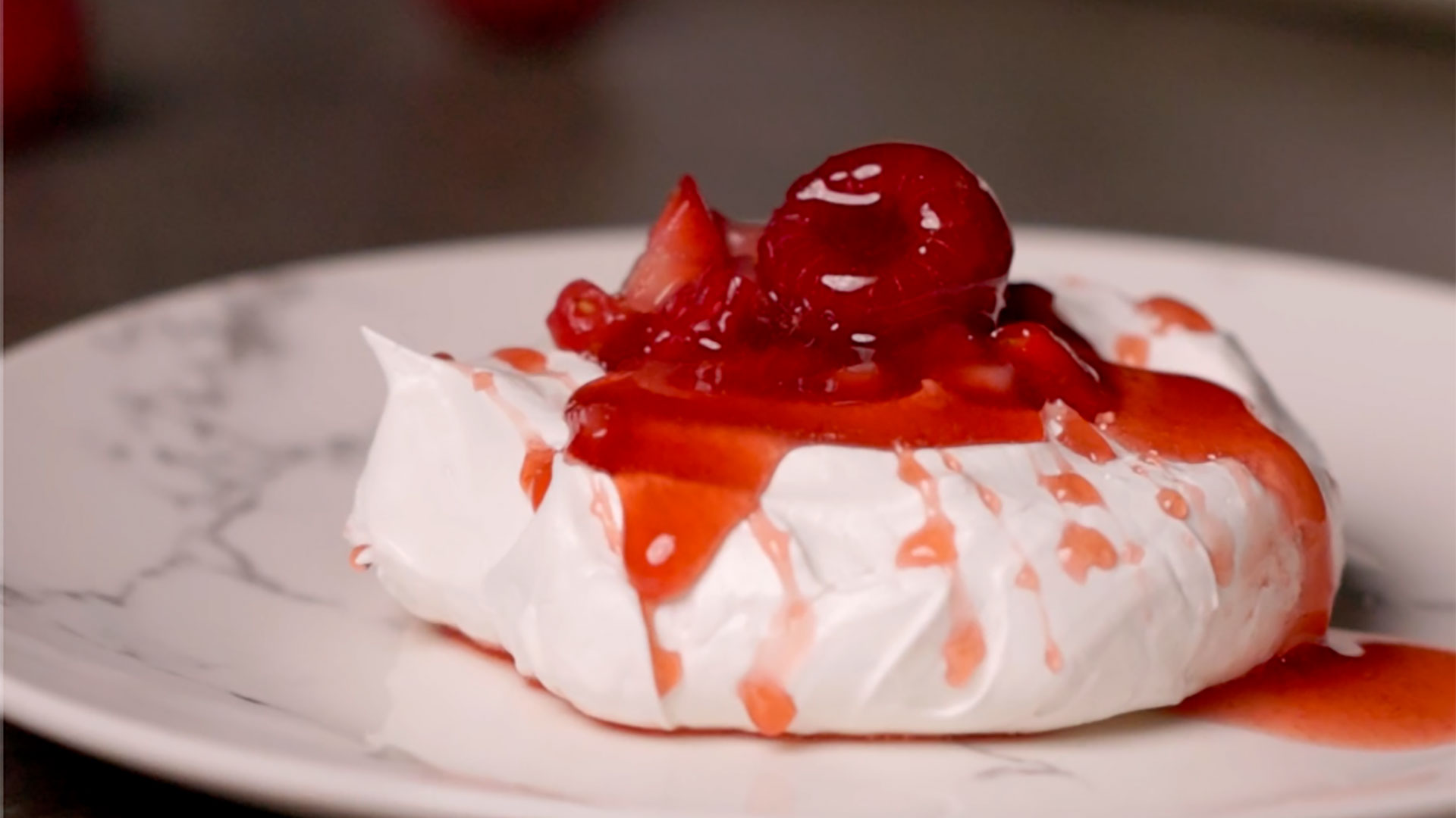 Pavlova con sirope de fresas