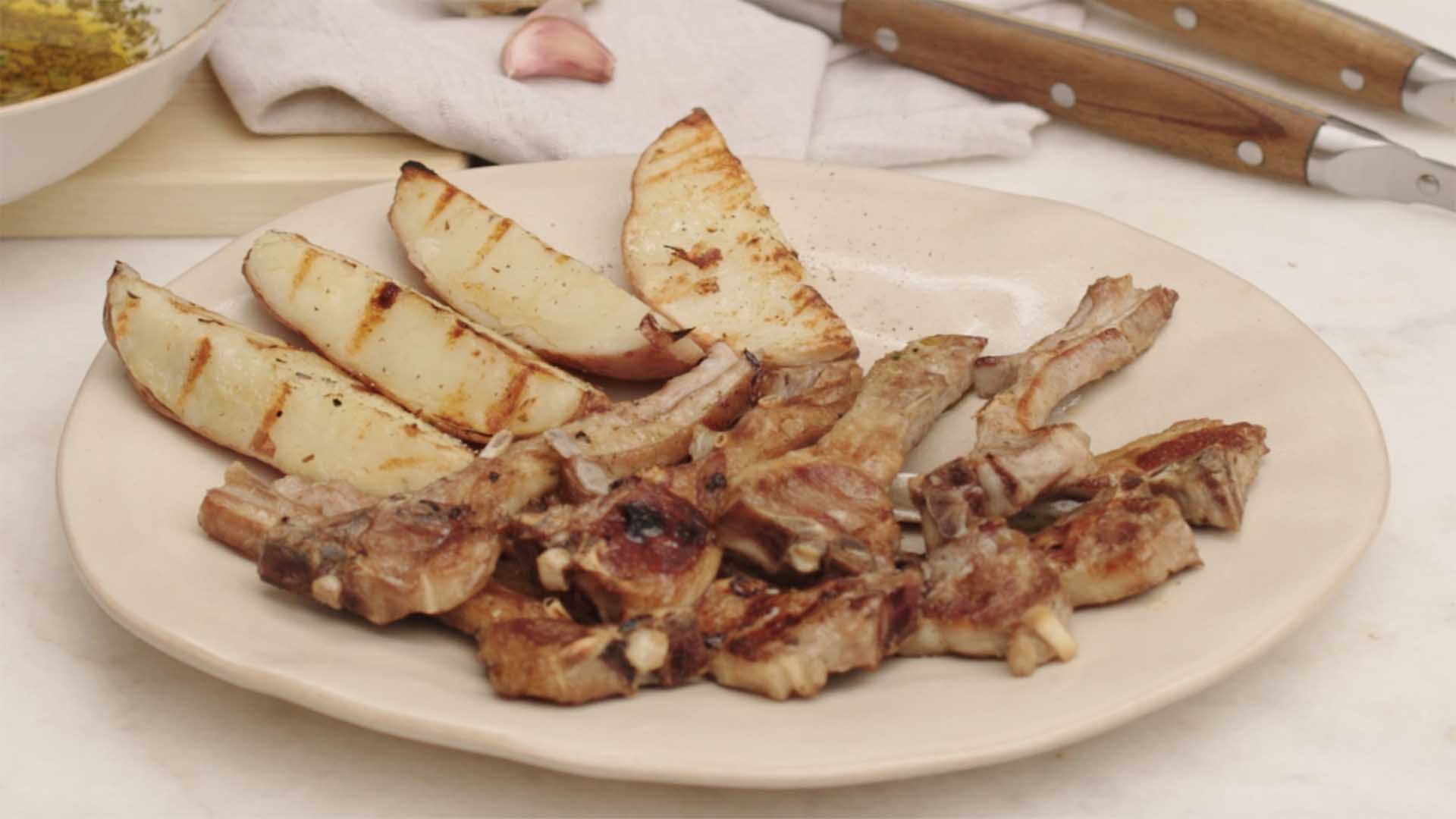 Costeletas de borrego com ervas aromáticas e alho