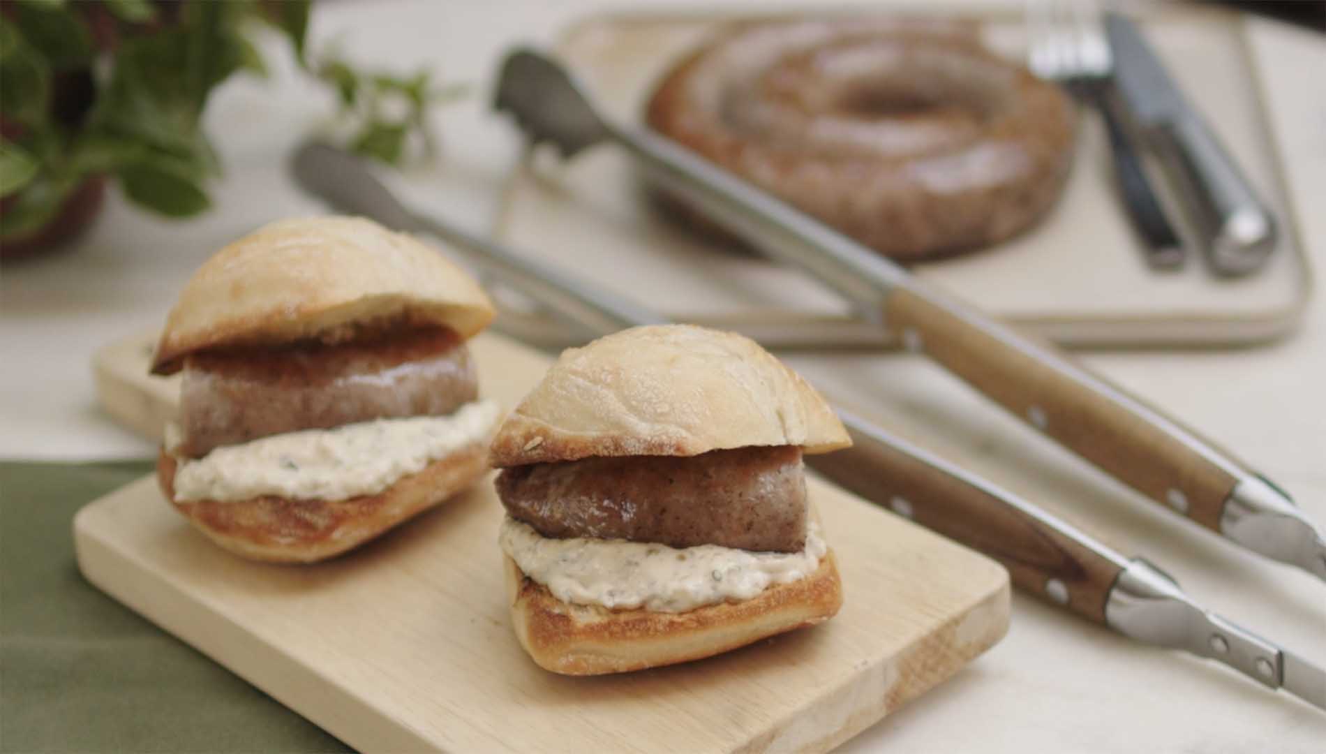 Montaditos de butifarra com molho tártaro