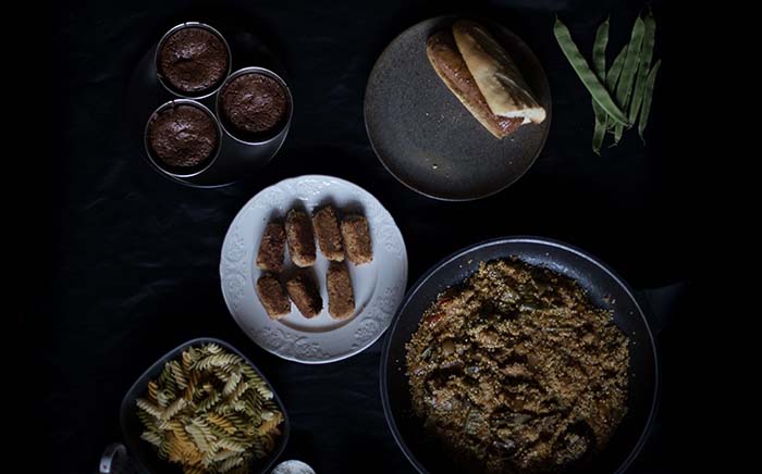 Vegan batch cooking: bean croquettes, sausages sandwiches, quinoa salad, pasta, and chocolate coolant plates