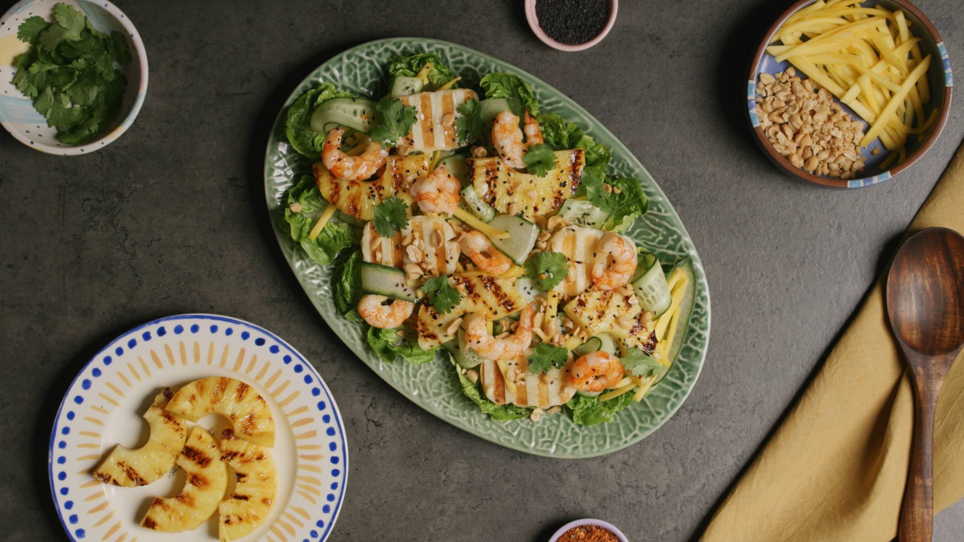 Salada de camarão e ananás no grill