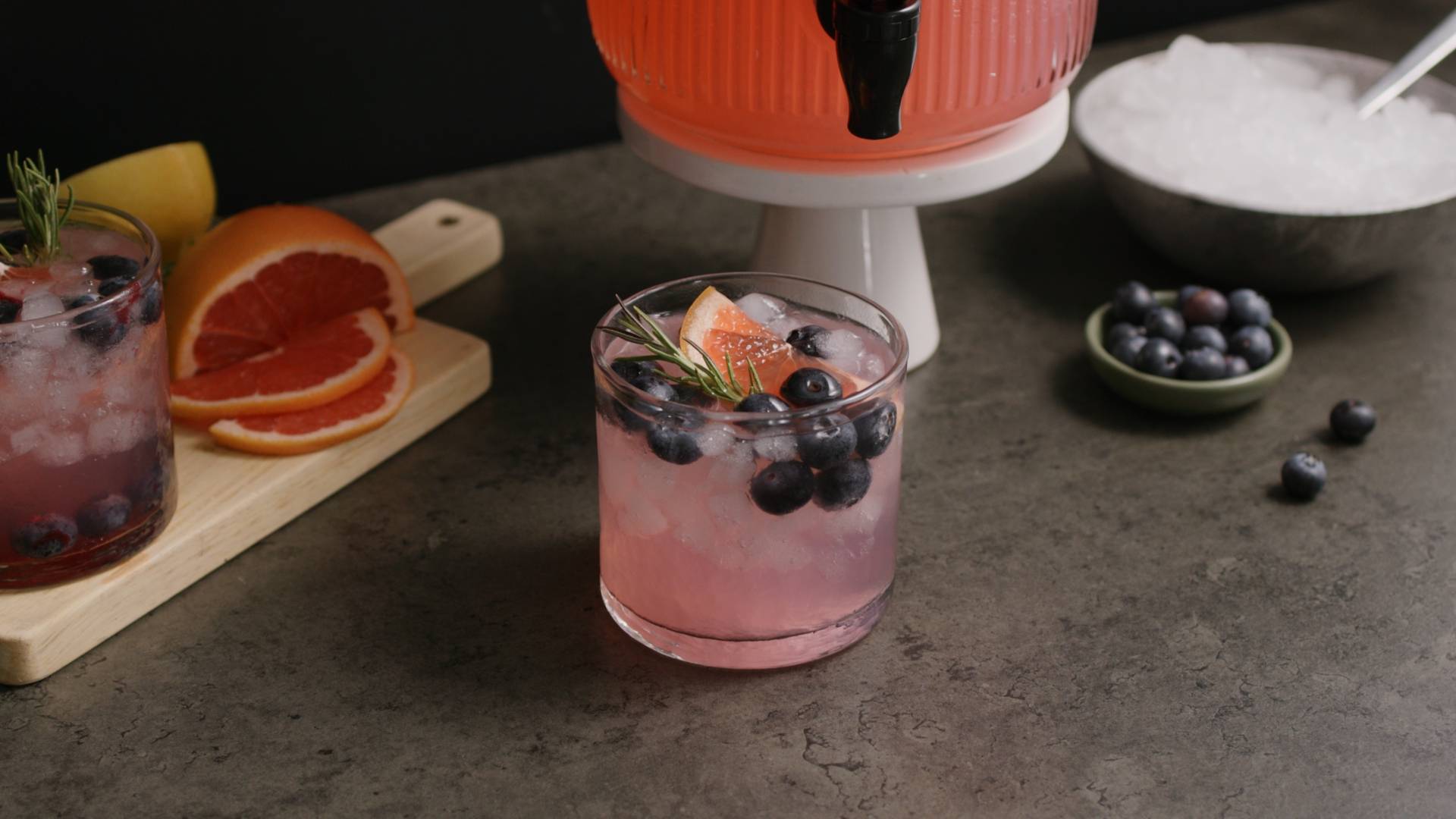 Limonada rosa com mirtilos e toranja