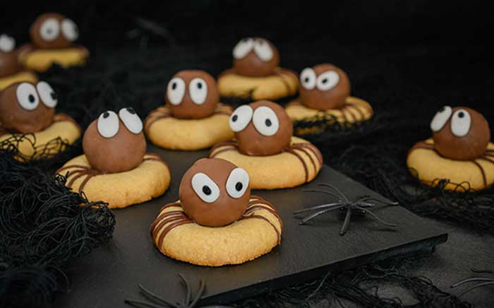 Galletas con googly eyes de arañas con chocolate recetas de Halloween
