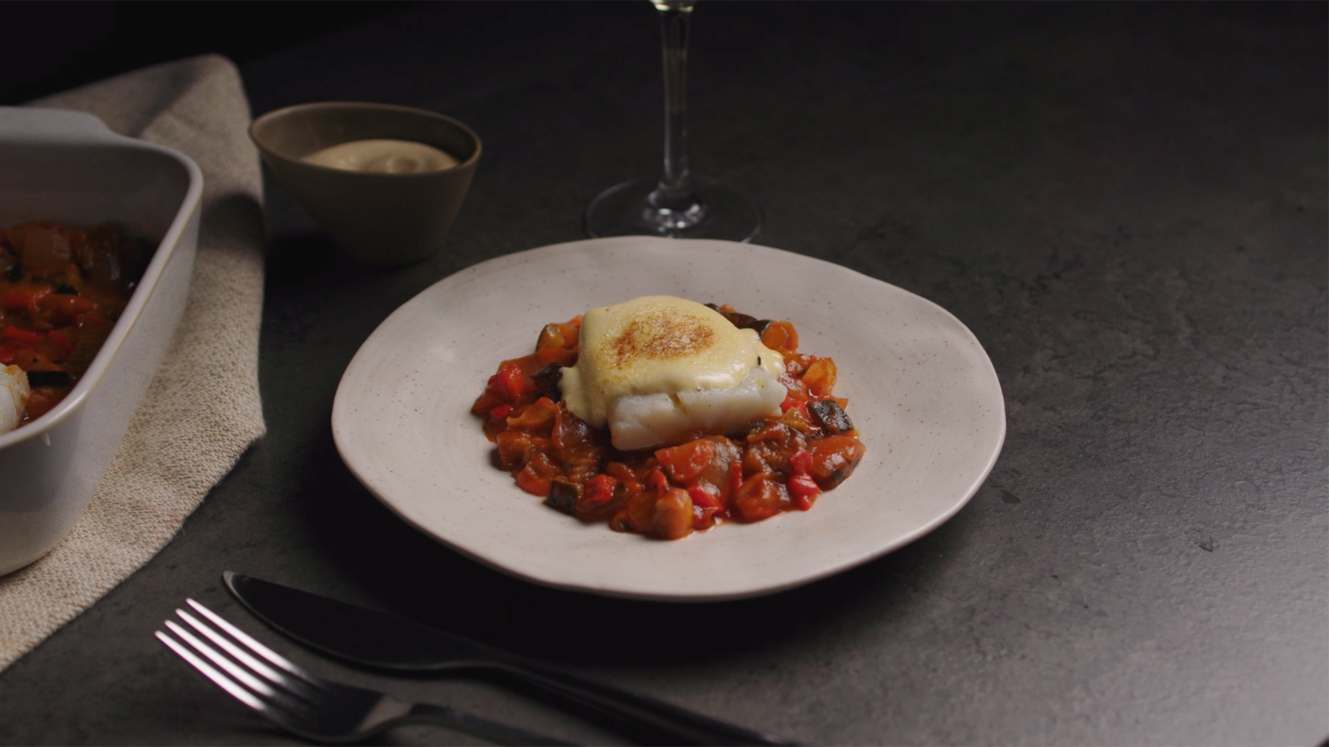 Bacalhau assado com aioli com vinho branco