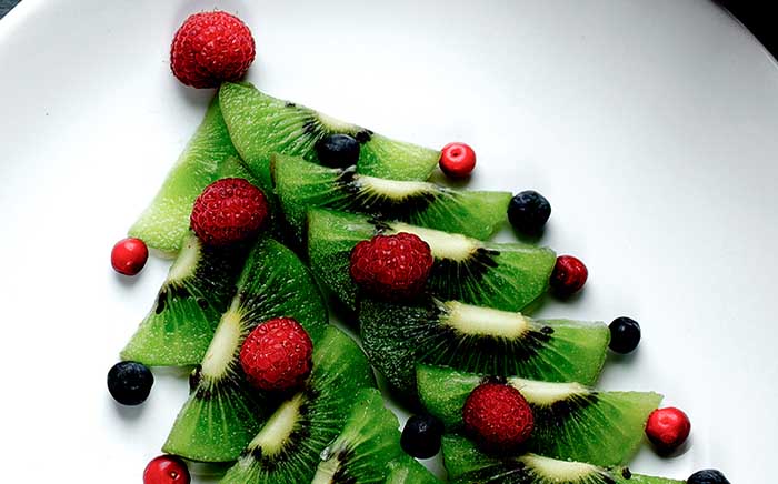Arbolito de Navidad hecho con kiwis y frutos rojos