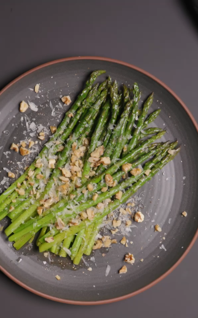 Asparagus sous vide with walnuts and noisette butter | Cooking Lovers