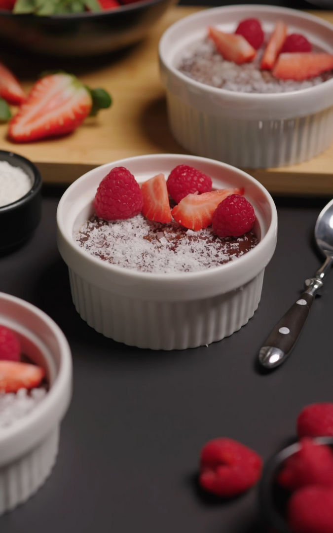 cremoso de chocolate con frutos rojos servido