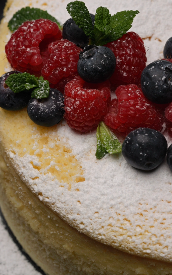 Tarta de queso japonesa con frutos del bosque y azucar glass