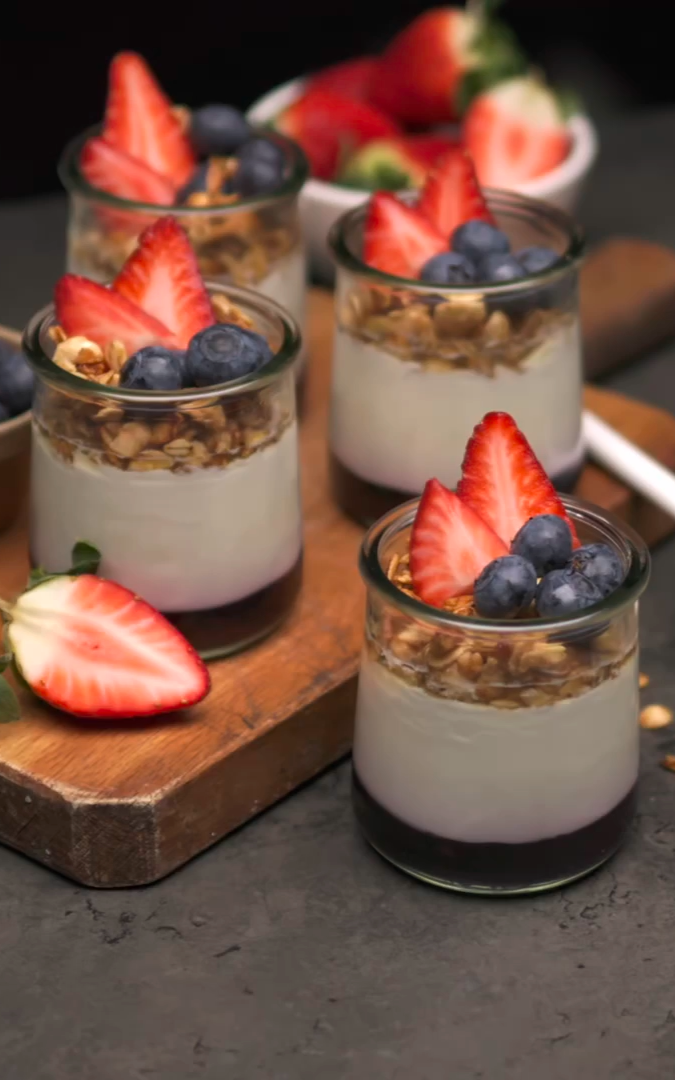 Homemade yoghurt with red berries | Cooking Lovers