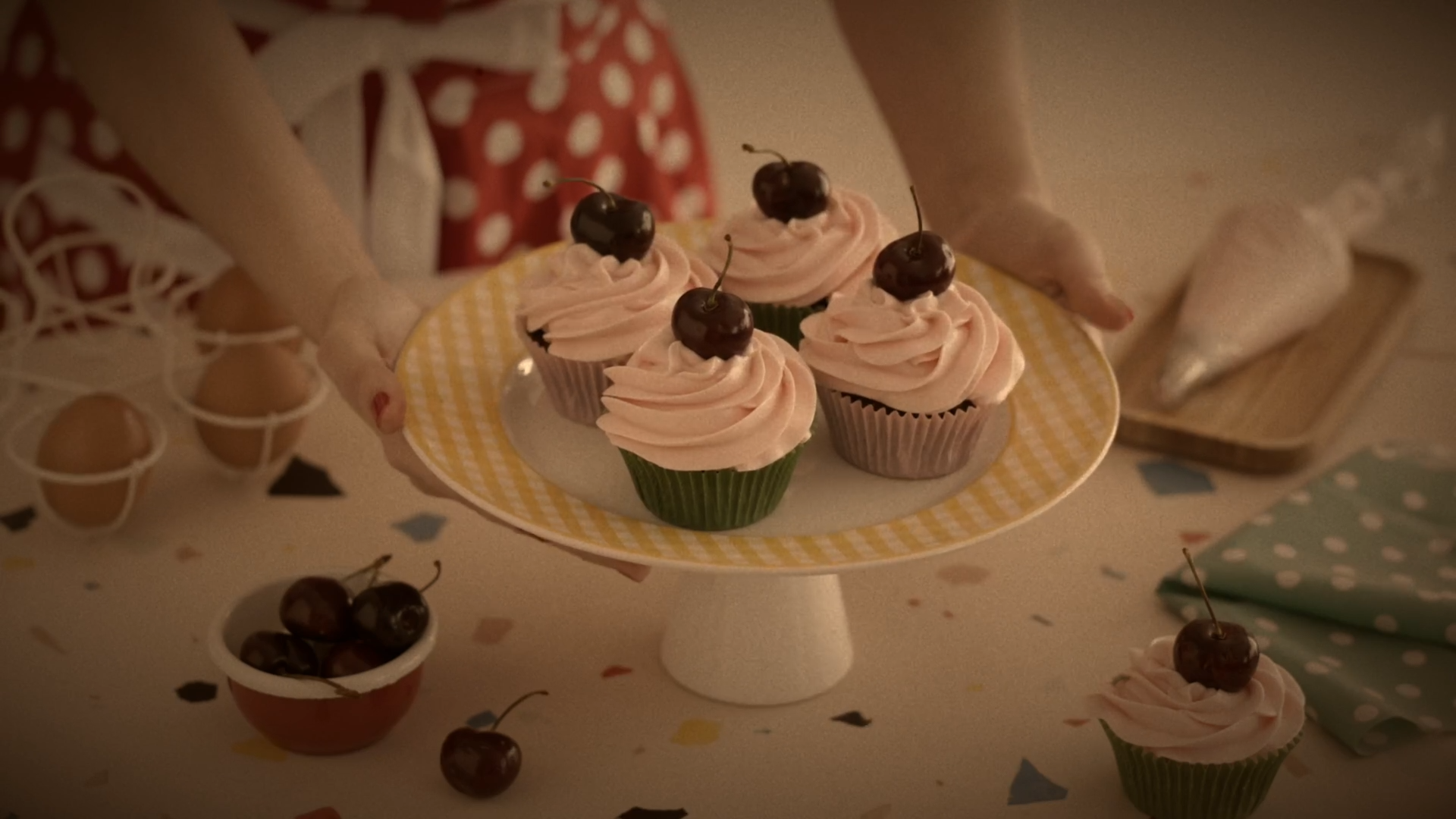 Cupcakes de chocolate com topping de cereja estilo Pin-Up