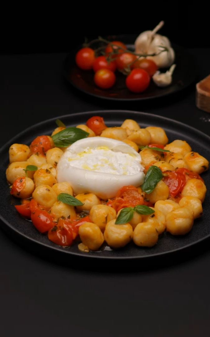 Homemade gnocchis with burrata and cherry tomatoes | Cooking Lovers