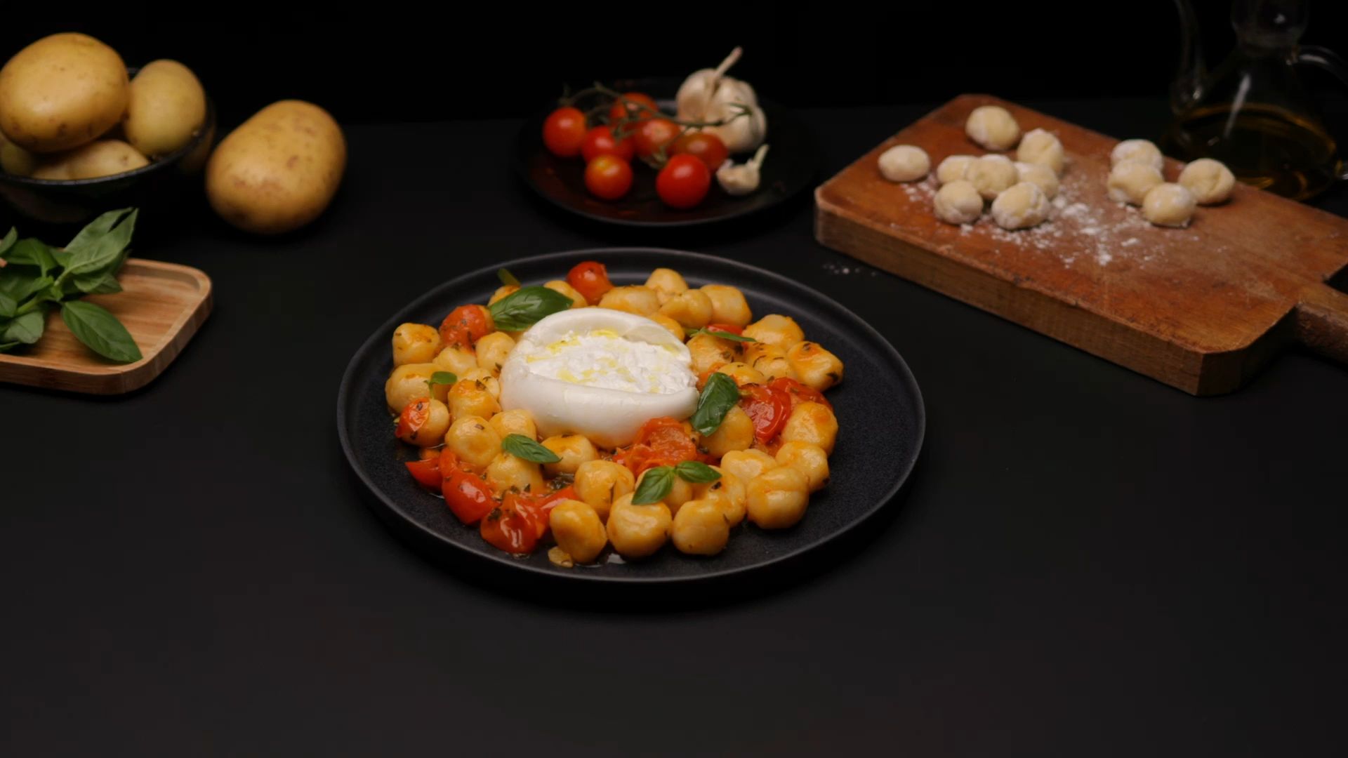 Gnocchi caseiro com burrata e tomate cherry