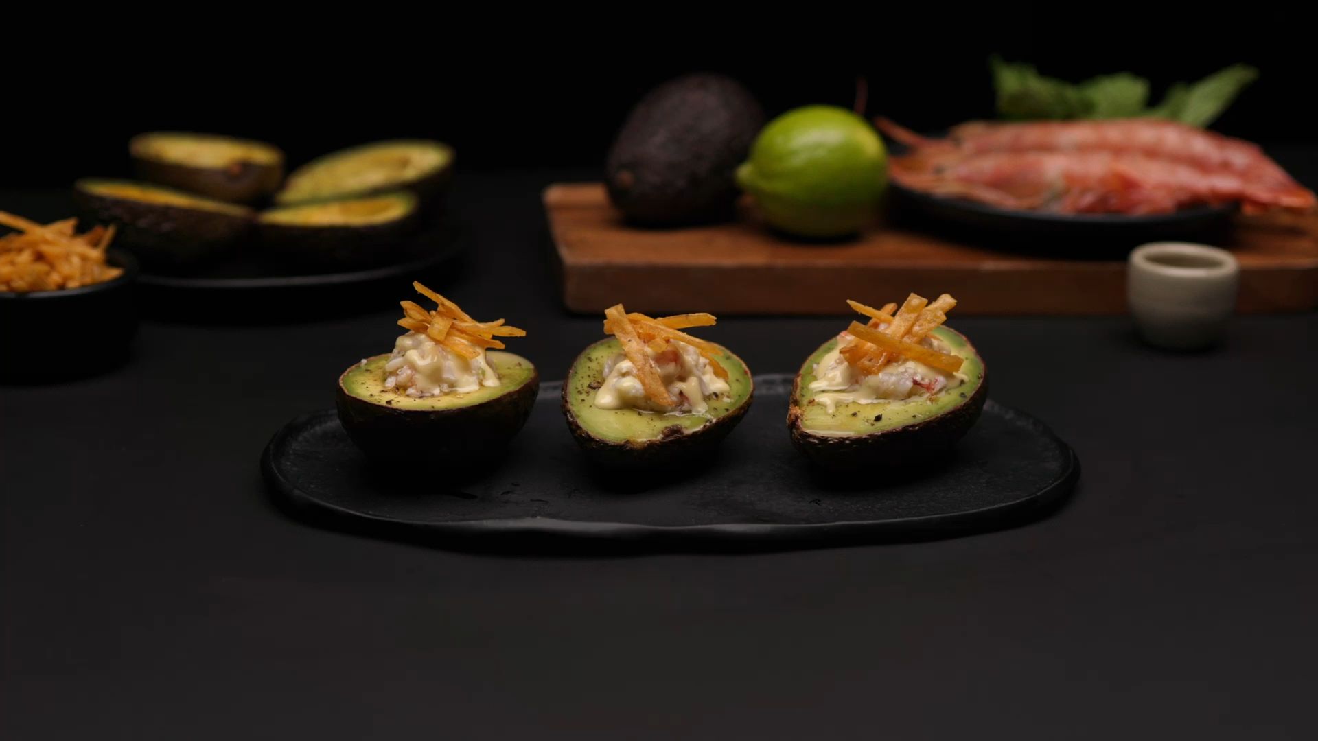 Aguacate asado con tartar de gambas