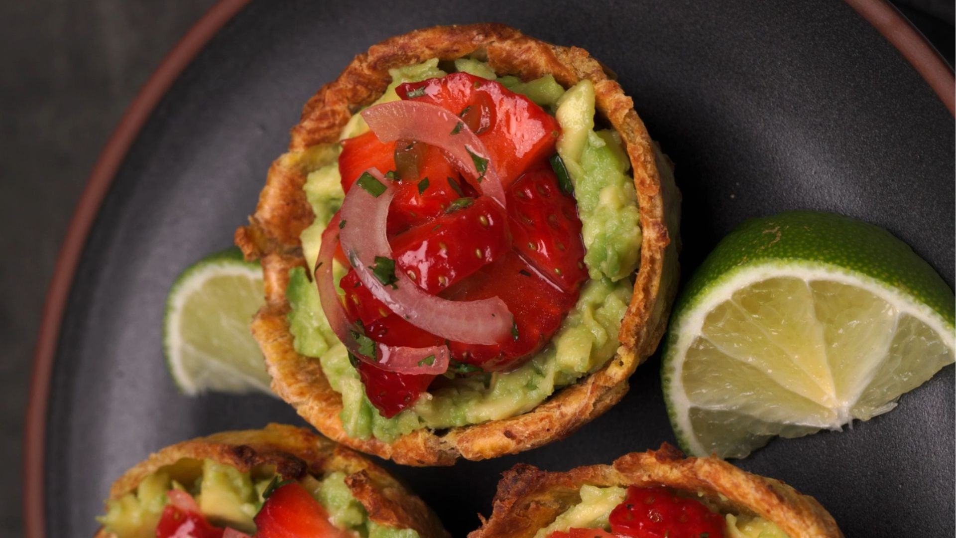 Tartaletas de plátano y ceviche de fresas