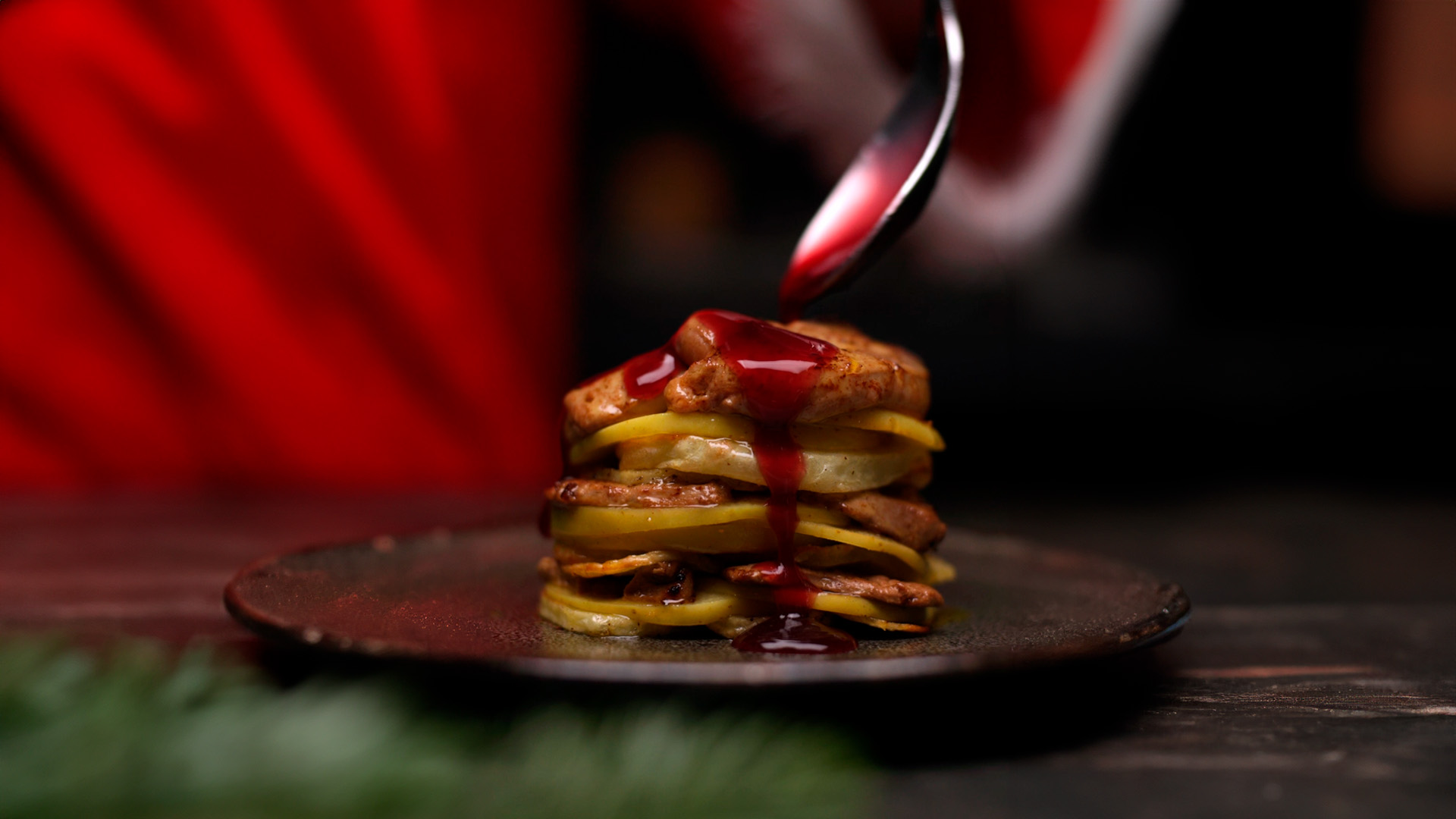 Milhojas de manzana y foie con salsa de vino